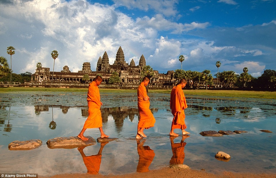 Angkor Wat, Siem Reap, Campuchia: Công viên khảo cổ Angkor là một trong những khu vực tôn giáo quan trọng nhất không chỉ ở Đông Nam Á mà còn trên toàn thế giới. Nơi đây có di tích thủ đô của đế chế Khmer, trong đó có đền Andkor Wat nổi tiếng. Khu đền ấn tượng này trải rộng trên diện tích 400 km2, với nhiều đền đài cổ huyền bí.